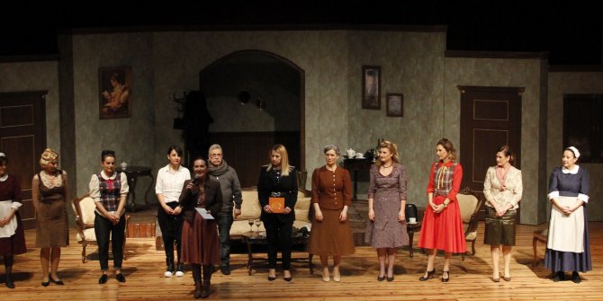 “8 Kadın” adlı tiyatro oyunu sahnelendi