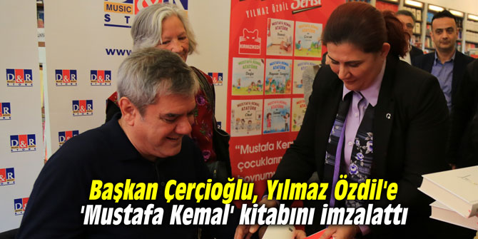 Başkan Çerçioğlu, Yılmaz Özdil'e 'Mustafa Kemal' kitabını imzalattı