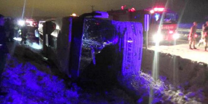 Yolcu otobüsü şarampole devrildi: 2 ölü, 20 yaralı