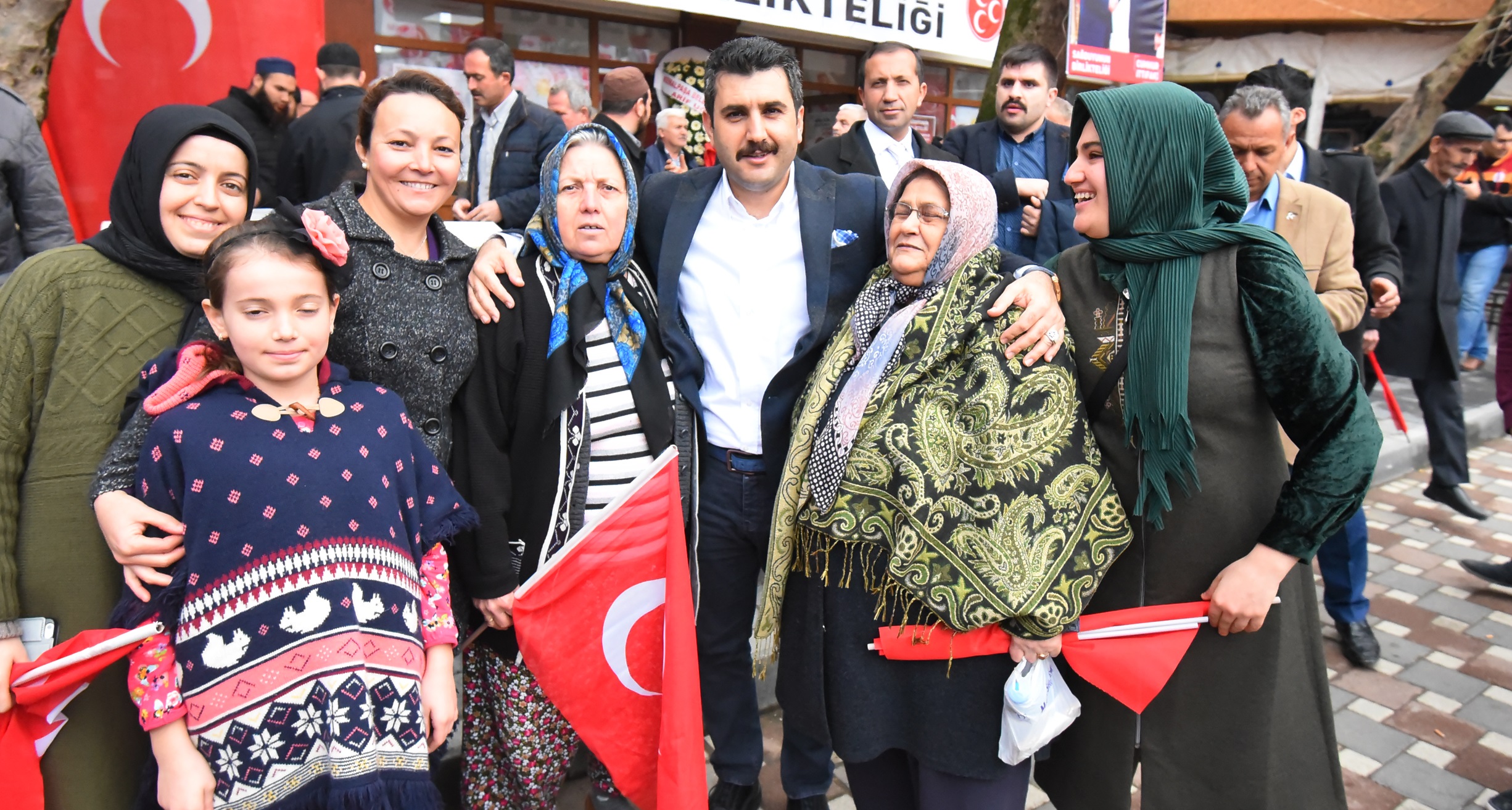 KEMALPAŞA'TA MİTİNG HAVASINDA AÇILIŞ