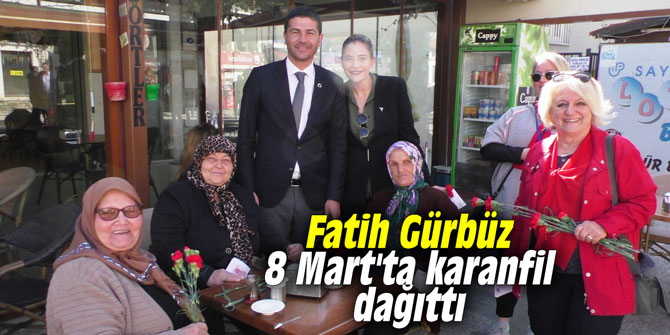 Fatih Gürbüz 8 Mart'ta karanfil dağıttı
