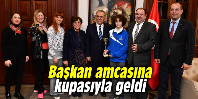 Başkan amcasına kupasıyla geldi