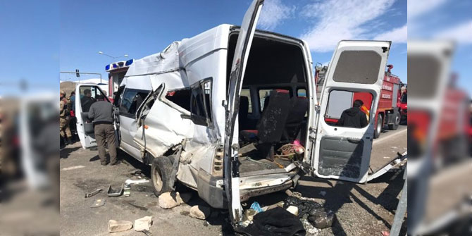 Polisleri taşıyan araçla yolcu minibüsü çarpıştı: 2 ölü, 15 yaralı