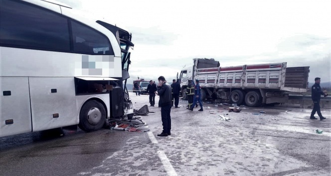 Yolcu otobüsü kamyonla çarpıştı: 15 yaralı