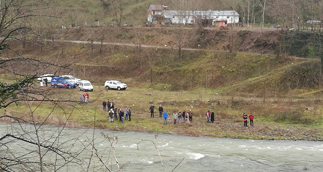 Otomobil ırmağa uçtu: 1 ölü, 1 kayıp
