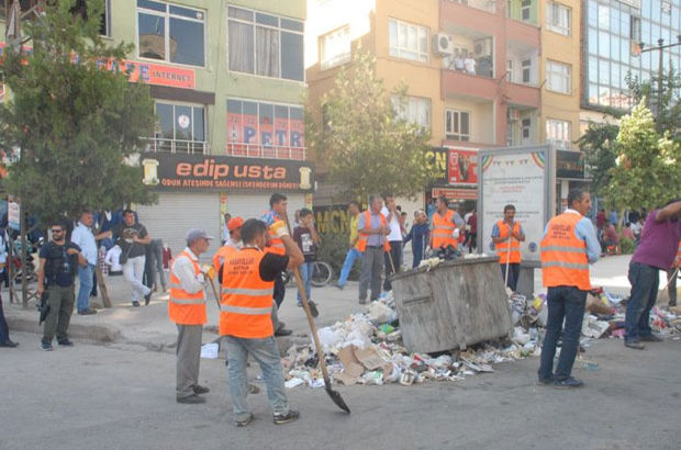 çöpler polis eşliğinde toplanıyor