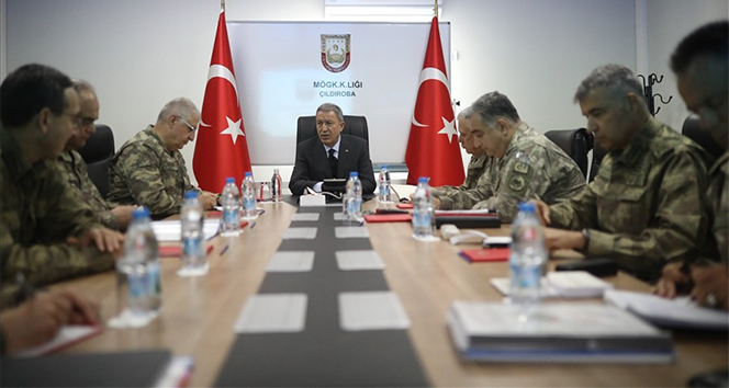 Bakan Akar ve komutanlar sınırın sıfır noktasında incelemelerde bulundu