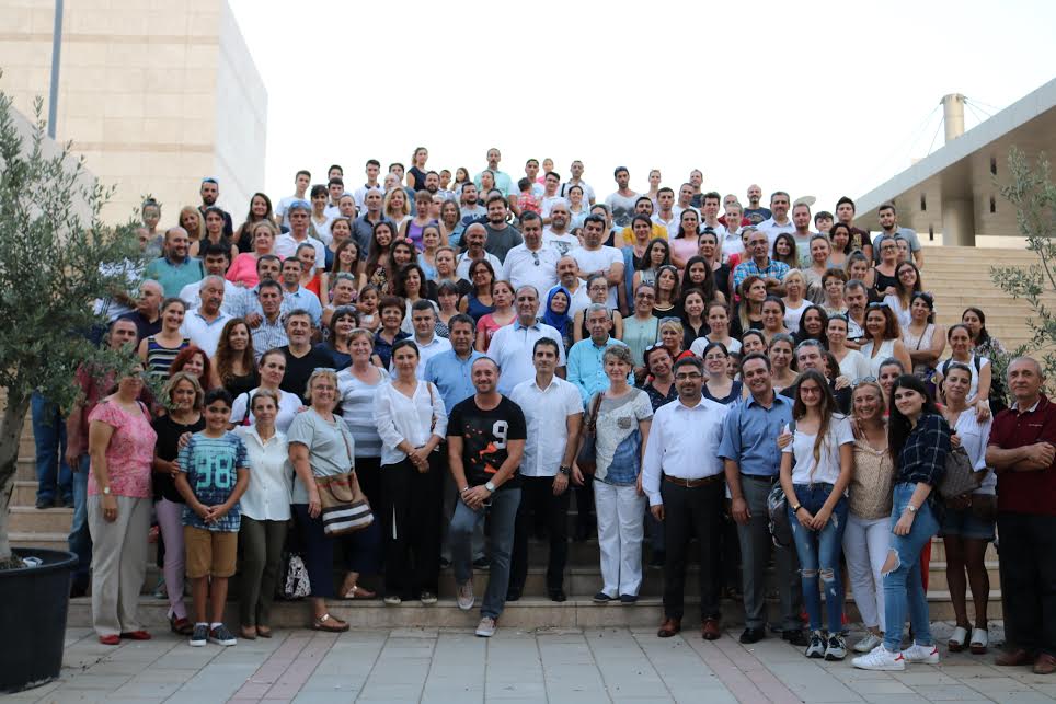 OKUL ÖNÜNDE  BAYRAMLAŞMA 