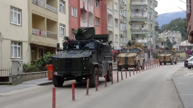 Sınıra zırhlı personel taşıyıcı sevkiyatı sürüyor