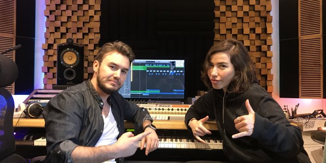 Burcu Güneş, Mustafa Ceceli'yle stüdyoda buluştu