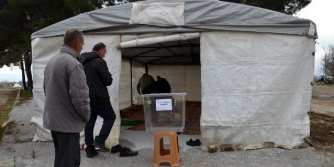 Depremzedeler oylarını çadırda kullanacak