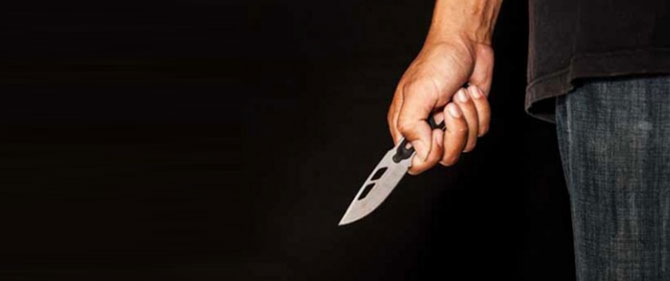 Ayrı yaşadığı eşinin boğazını kesti