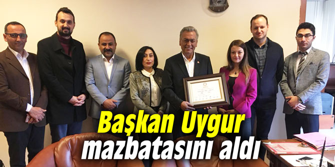 Başkan Uygur mazbatasını aldı