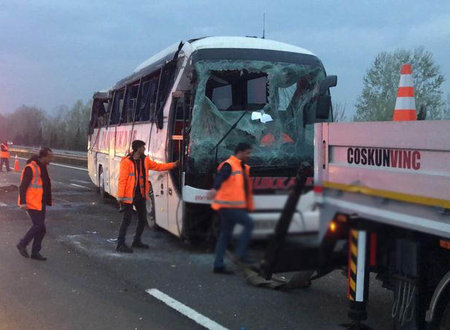 Yolcu otobüsü devrildi: 30 yaralı