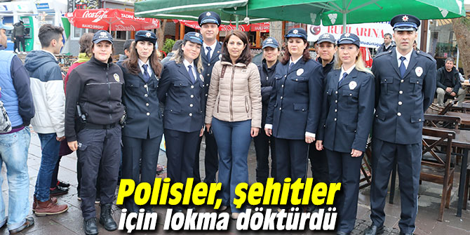 Polisler, şehitler için lokma döktürdü