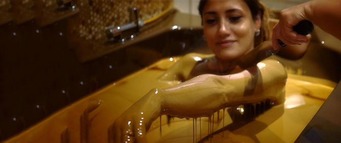 Petrolle yıkanıyorlar!