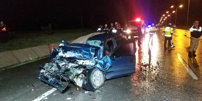 Otomobil tıra arkadan çarptı: 2 ölü, 1 yaralı