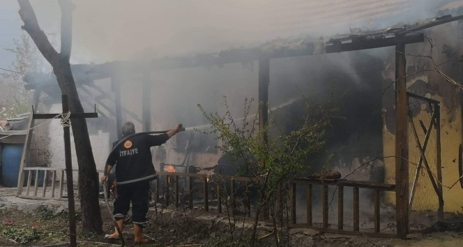 Engelli çocuklarıyla alevler arasında kalan aileyi komşuları kurtardı