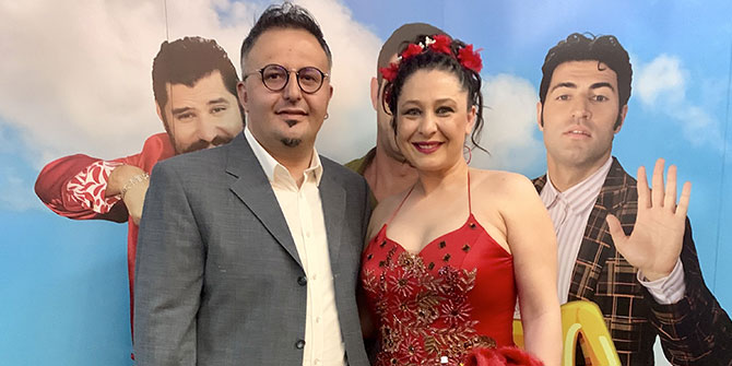 Derya Şen Akbacak film galasında evlilik yıldönümünü kutladı