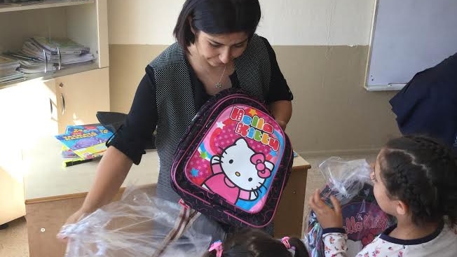 Kiraz Belediyesi öğrencilere çanta hediye etti