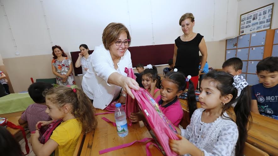 Pekdaş, öğrencilere çanta hediye etti