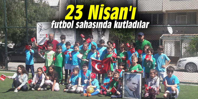 23 Nisan'ı futbol sahasında kutladılar
