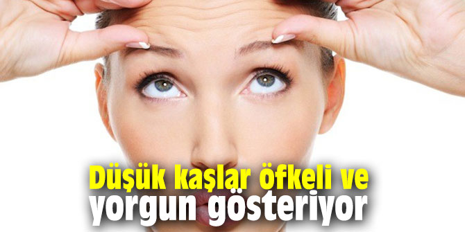 Düşük kaşlar öfkeli ve yorgun gösteriyor