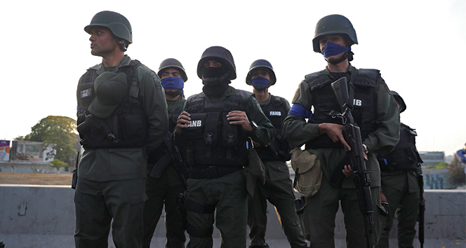 Maduro karşıtı askerler ve siviller sokakta