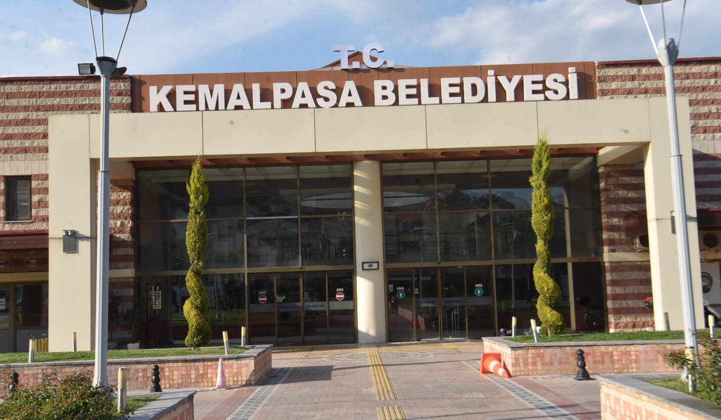 Kemalpaşa Belediyesi binasına 'T.C.' ibaresi eklendİ.