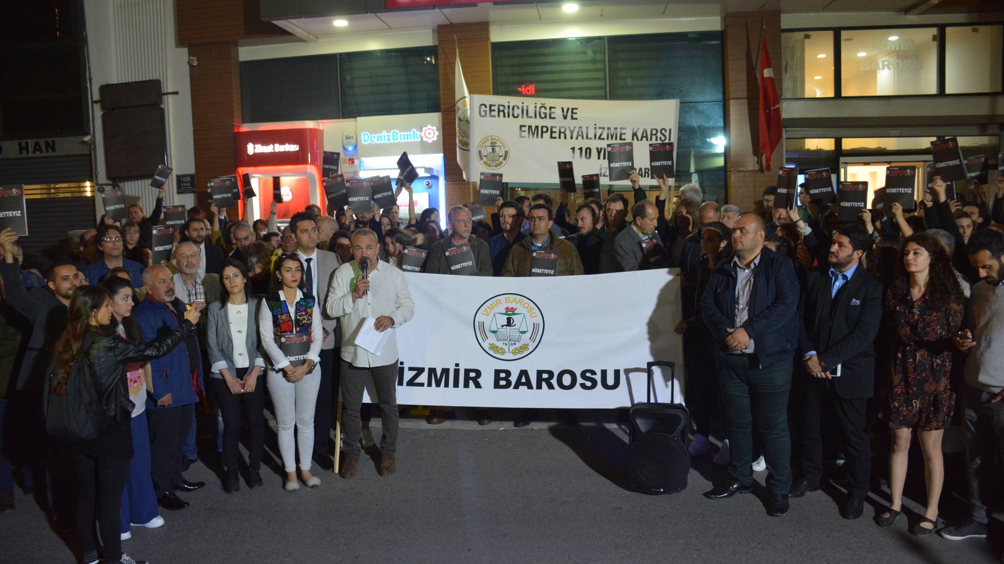 İzmir Barosu Demokrasi Nöbeti Başlattı