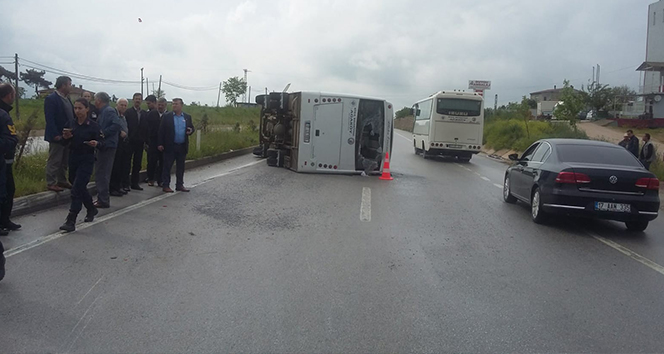 Üniversite öğrencilerini taşıyan minibüs devrildi: 25 yaralı