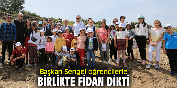 Başkan Sengel öğrencilerle birlikte fidan dikti