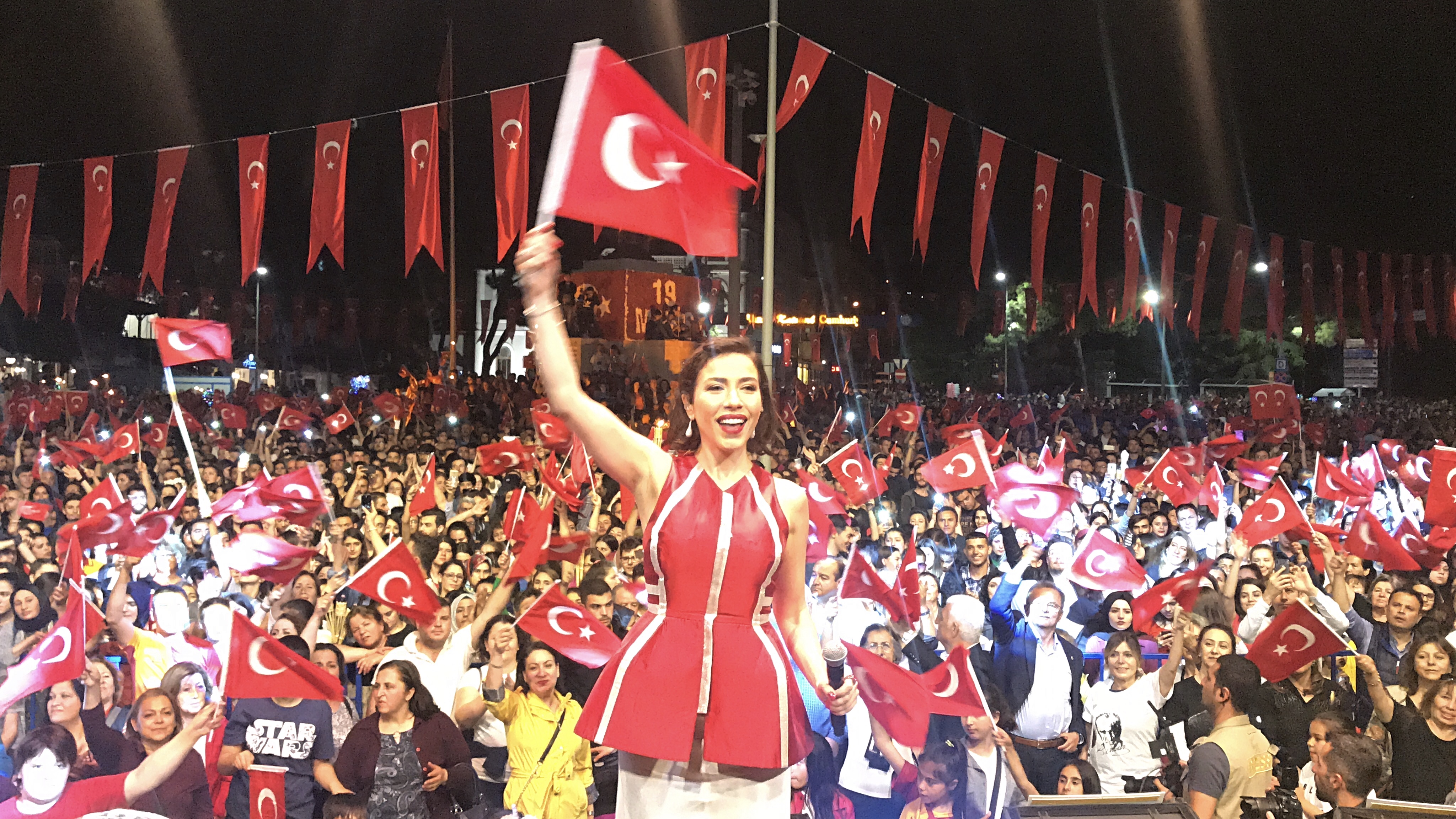 BURCU GÜNEŞ, 19 MAYIS'TA MUĞLA'YI FETHETTİ!