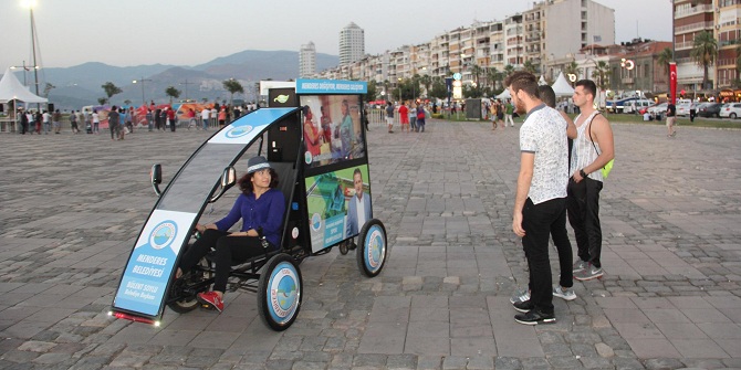 İzmir sokaklarında Menderes "Bisik-Led"i
