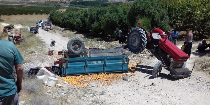 İşçileri taşıyan traktör römorku devrildi: 1 ölü, 9 yaralı