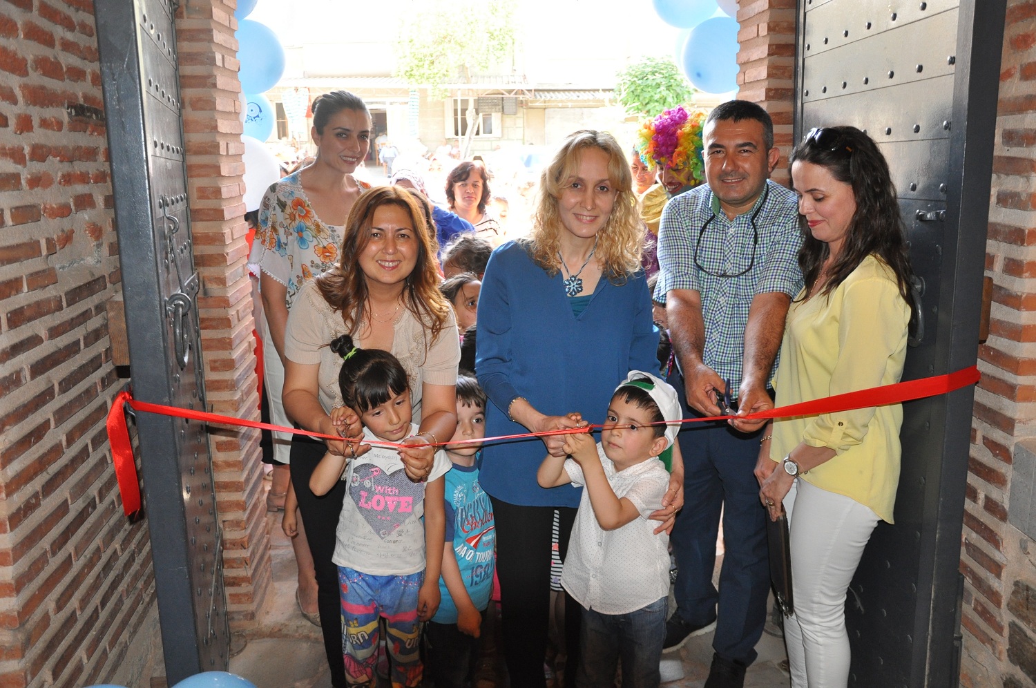 MİNİKLERİN YIL SONU SERGİSİNE BÜYÜKLERDEN TAM PUAN  