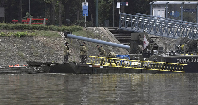 Macaristan'da tekne battı: 7 ölü, 21 kayıp