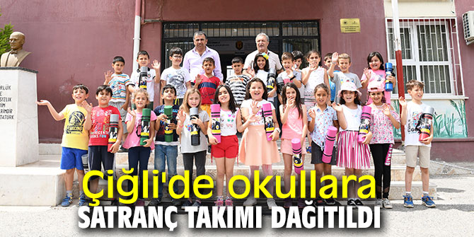 Çiğli'de okullara satranç takımı dağıtıldı