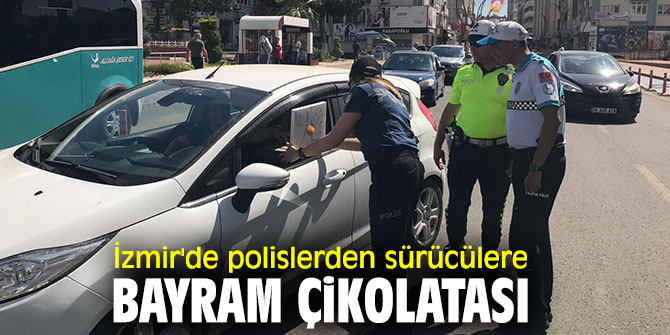İzmir'de polislerden sürücülere bayram çikolatası