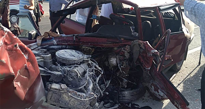 Otomobiller kafa kafaya çarpıştı! 2 ölü, 5 yaralı