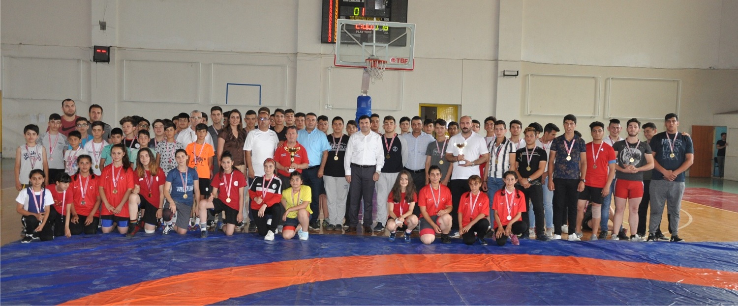 TİRE GÜREŞTE MİNDERİ KAPTIRMADI 