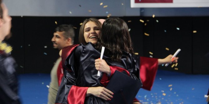 İKÇÜ'de mezuniyet coşkusu