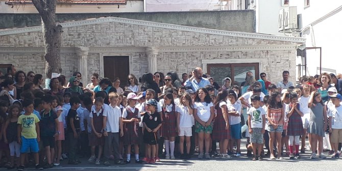 Foça'da öğrenciler karnelerini aldı!