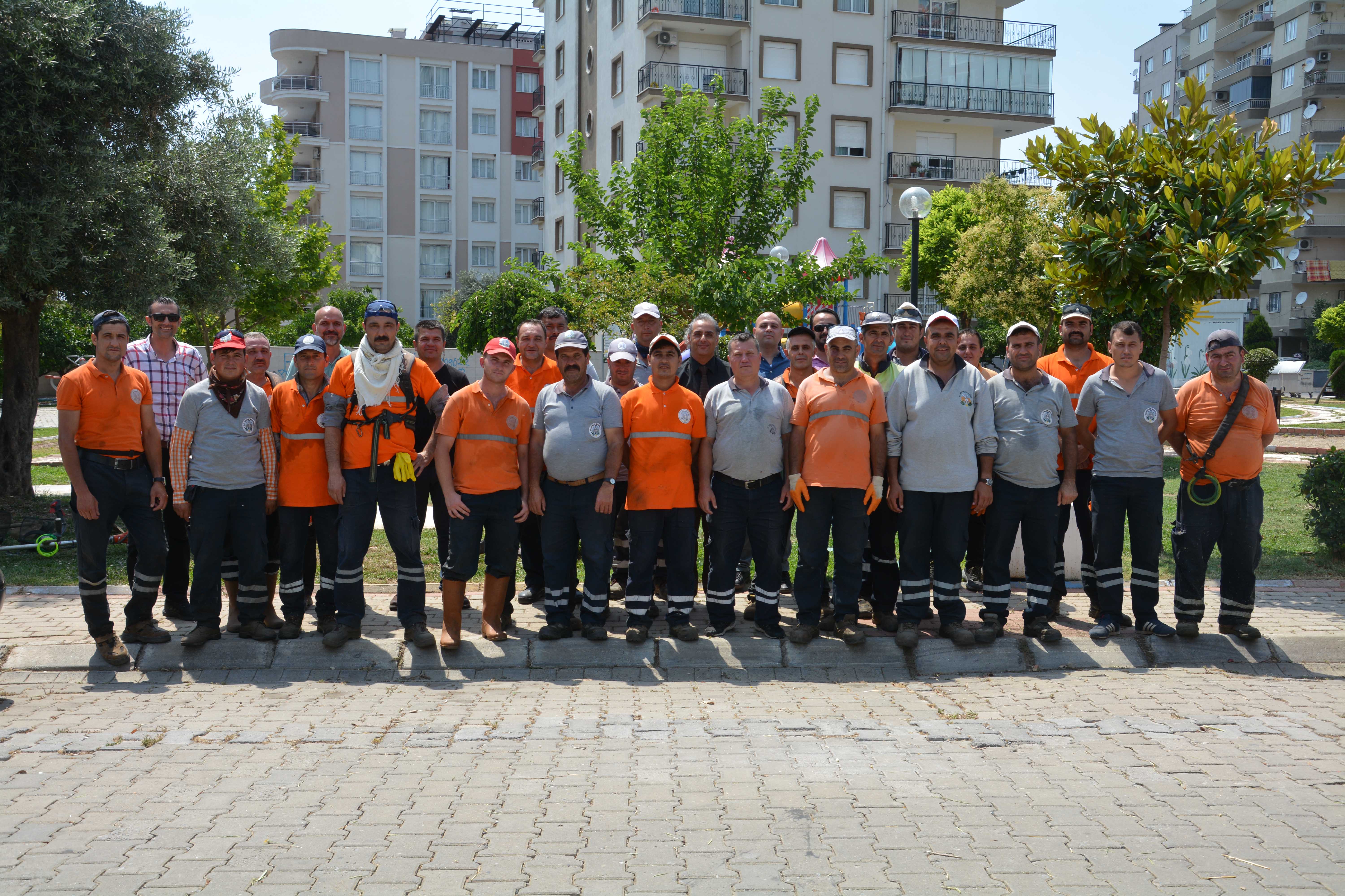 Parklarımızı, bahçelerimizi kendi bahçemizi temizler gibi temizliyoruz,