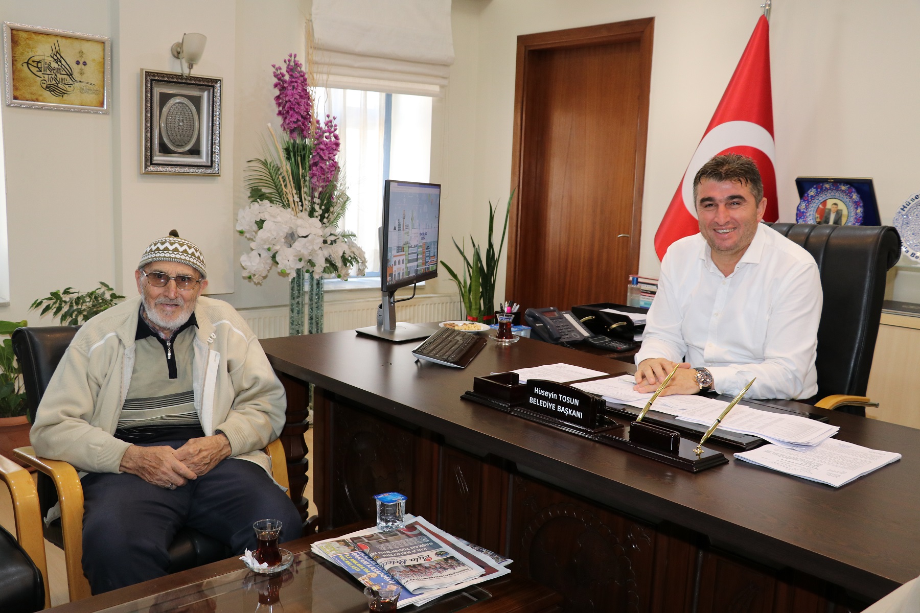 Baba, çınar ağacı gibidir;