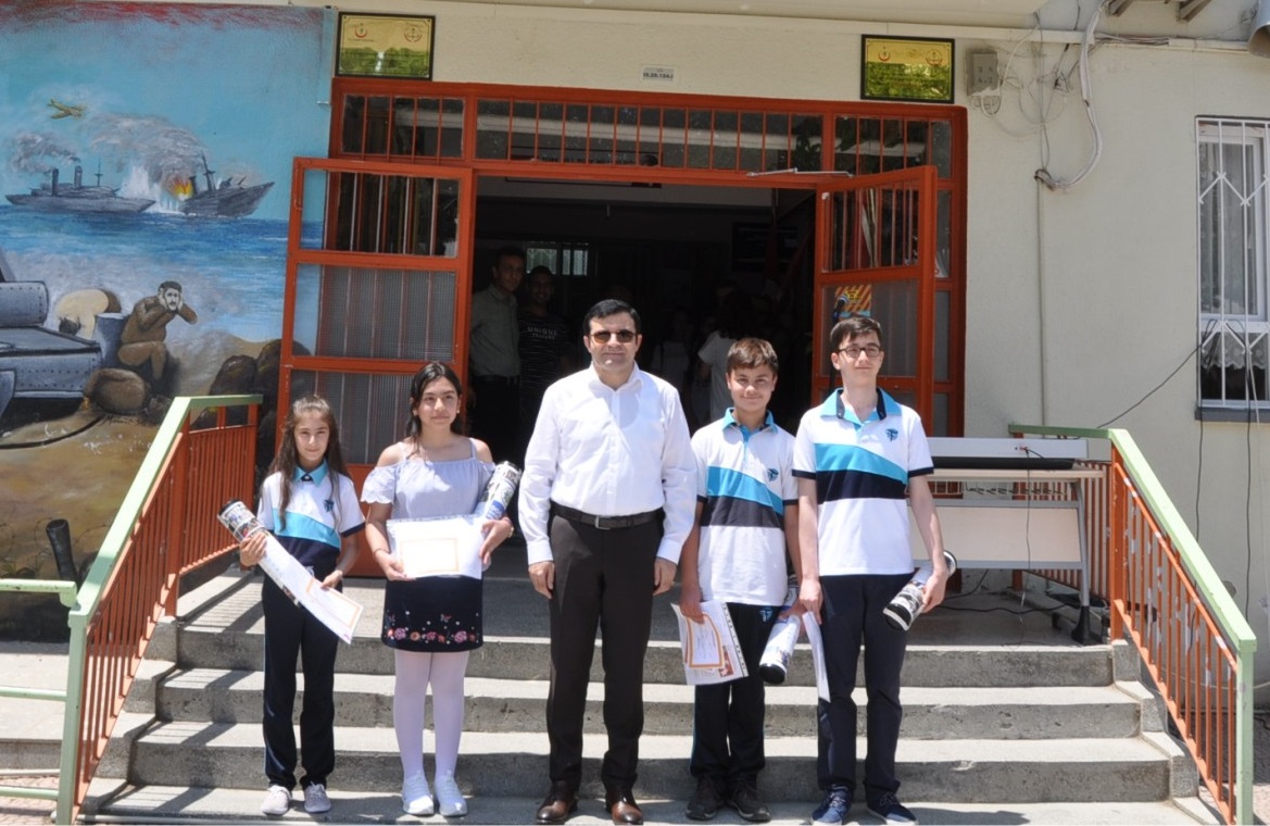 Tire’de 60 okulda okuyan 14 bin öğrenci karne sevinci yaşadı.  