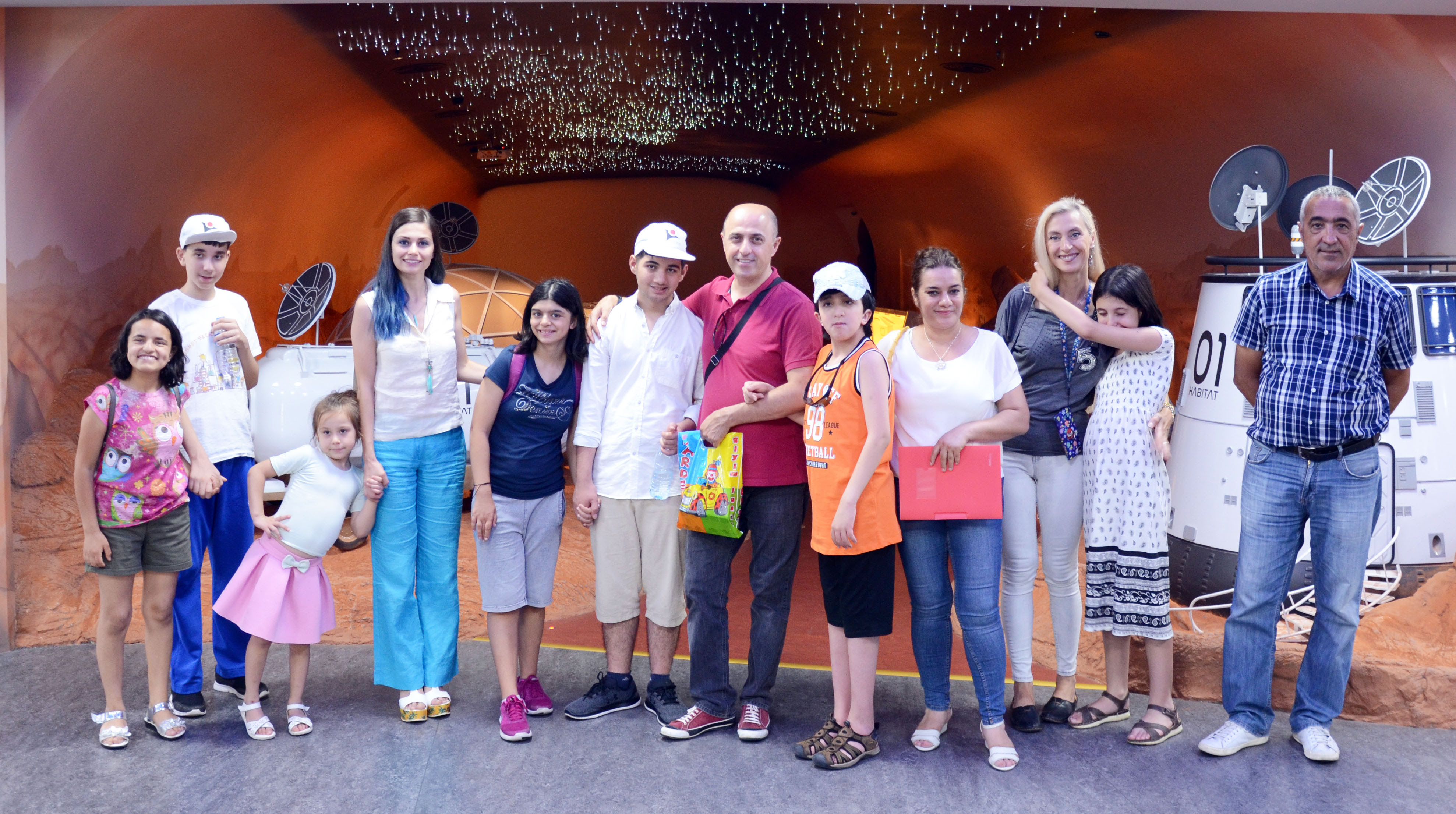 zihinsel engelli ve otizmli 6 özel öğrenciye Uzay Kampı Türkiyede 1 saatlik tanıtım turu verildi.