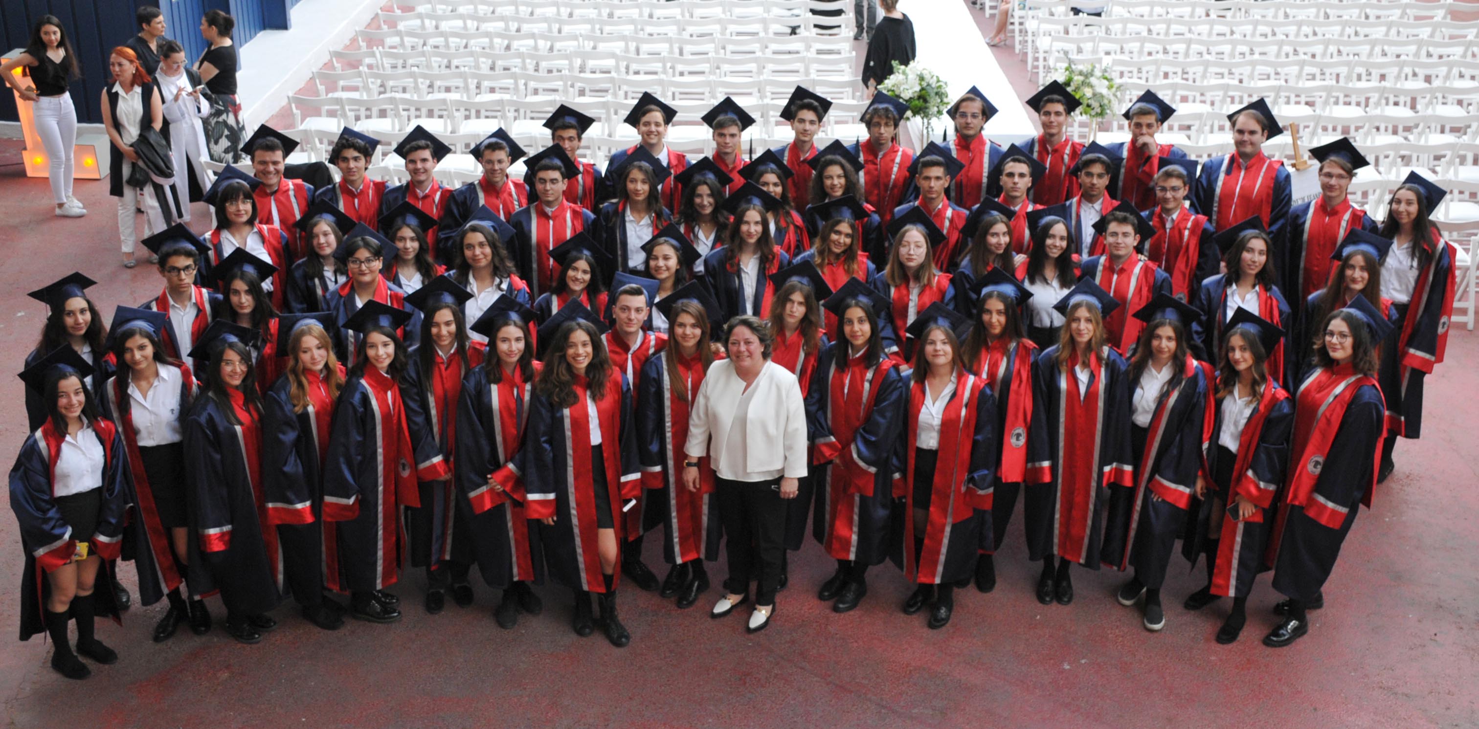 Anadolu Lisesi’nden 41 Fen Lisesi’nden 25 öğrenci geleceğe uğurlandı.