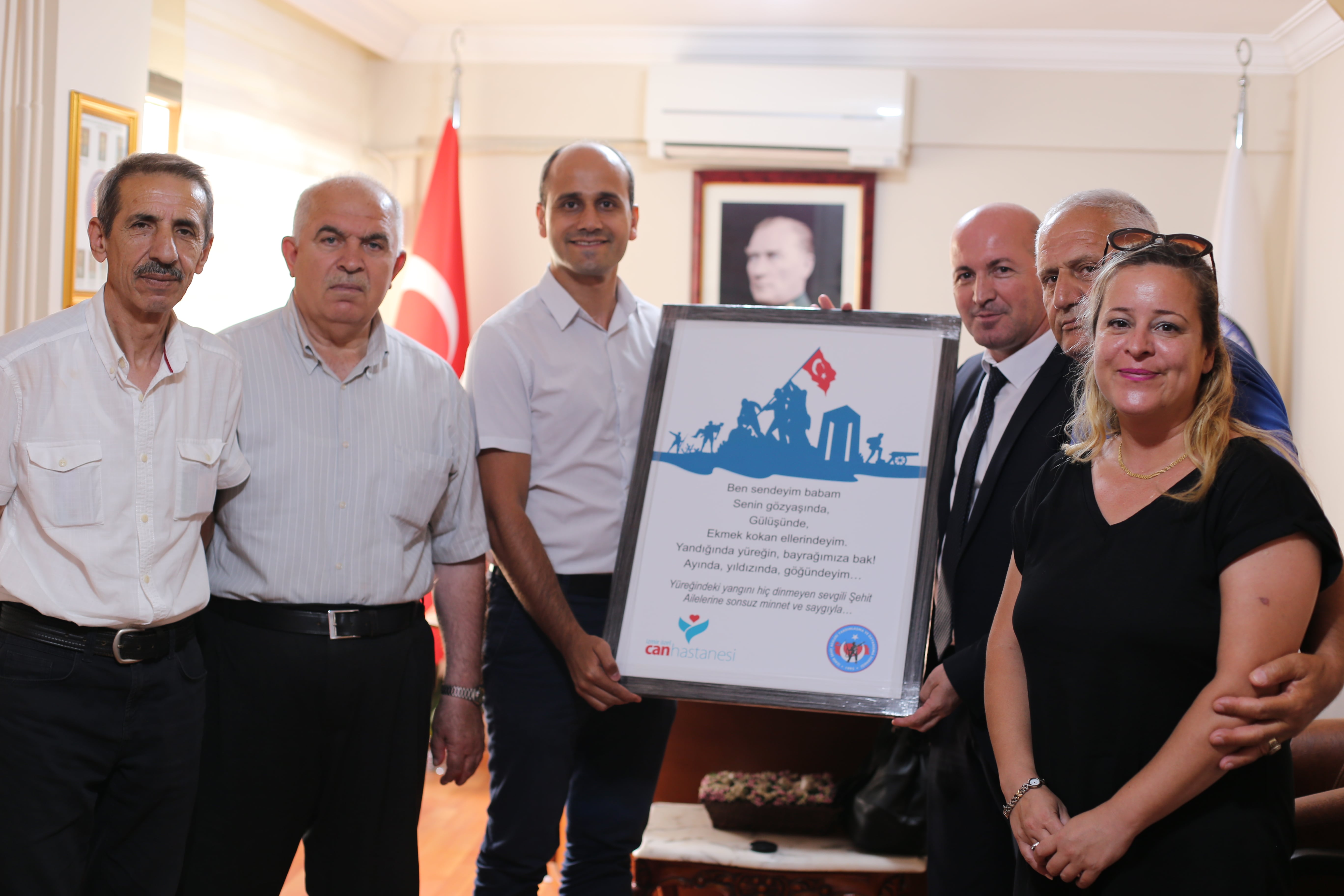 Şehit babalarıyla duygulu anlar yaşadılar. 