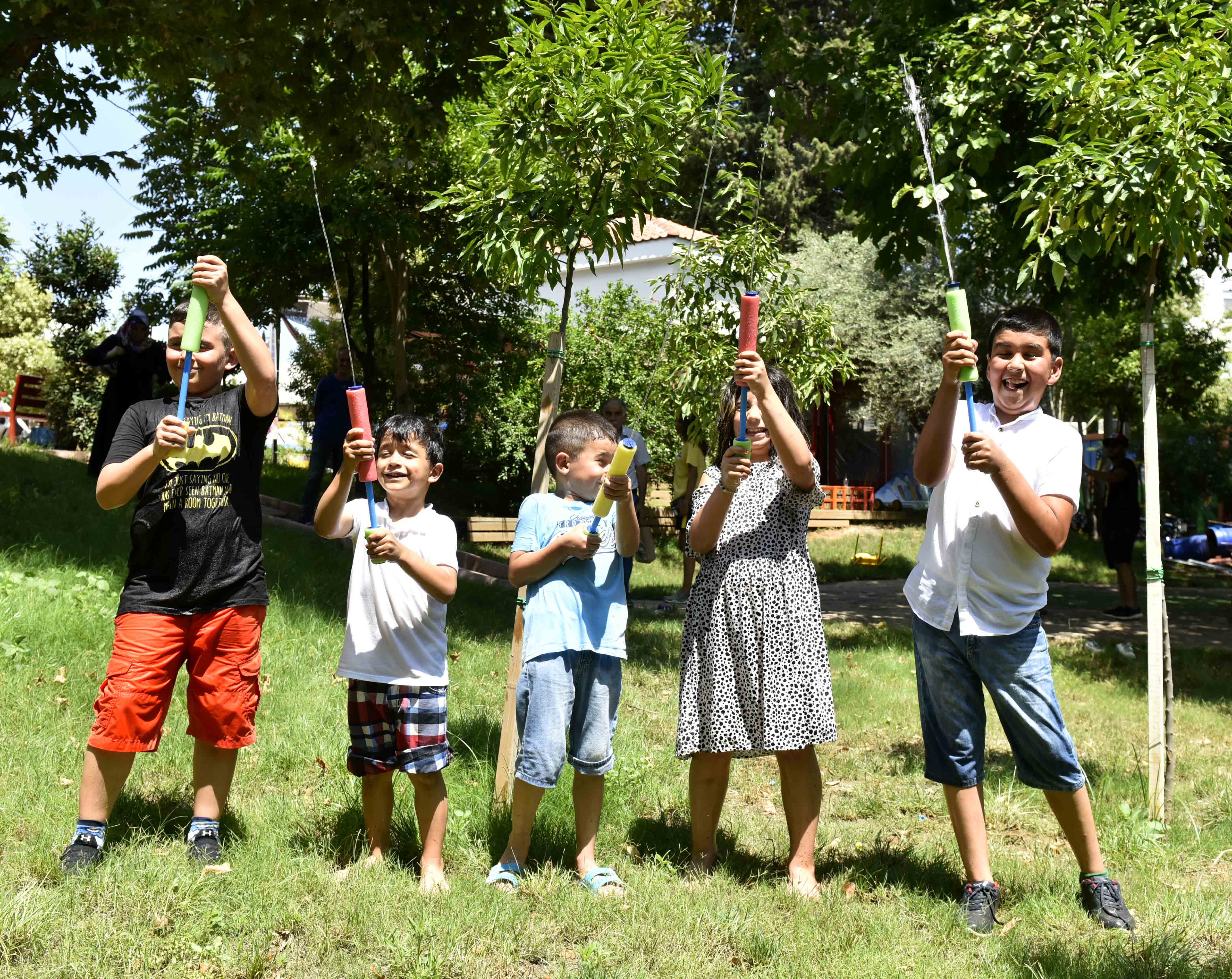 Teneffüs Park’ın ağaçlarla kaplı alanında birbirlerini yakalayıp ıslatmaya çalıştı.
